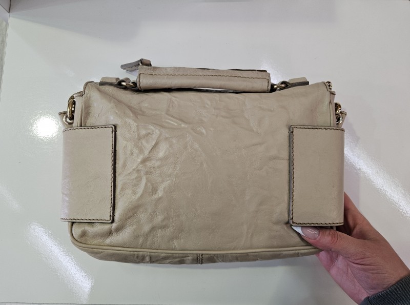 Restauration d'un sac en cuir Givenchy crème