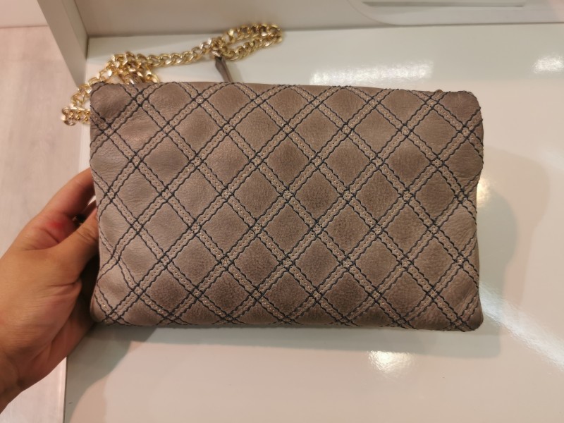 Rénovation couleur d'un sac Chanel vintage en cuir bleu à Cannes