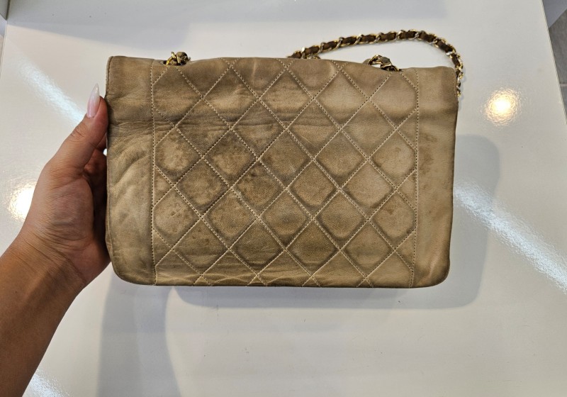 Repigmentation d'un sac Chanel Diana en cuir crème à Cannes