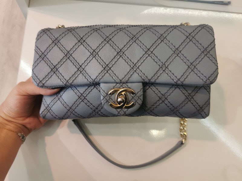 Rénovation couleur d'un sac Chanel vintage en cuir bleu à Cannes