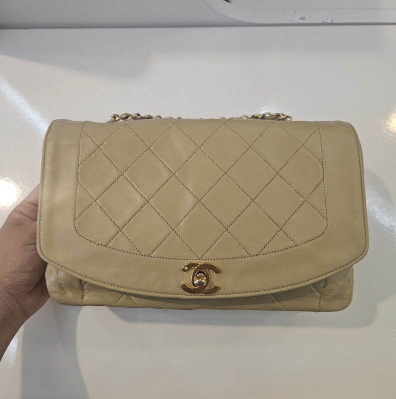 Repigmentation d'un sac Chanel Diana en cuir crème à Cannes