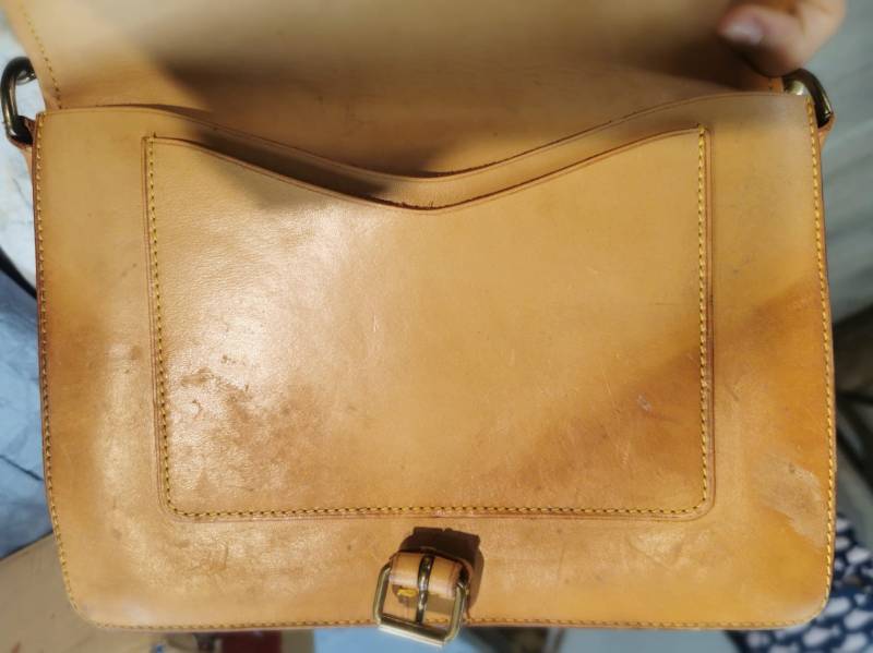Rénovation du cuir d'un sac de luxe de la marque Louis Vuitton à Cannes