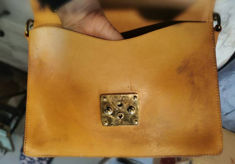 Rénovation du cuir d'un sac de luxe de la marque Louis Vuitton à Cannes