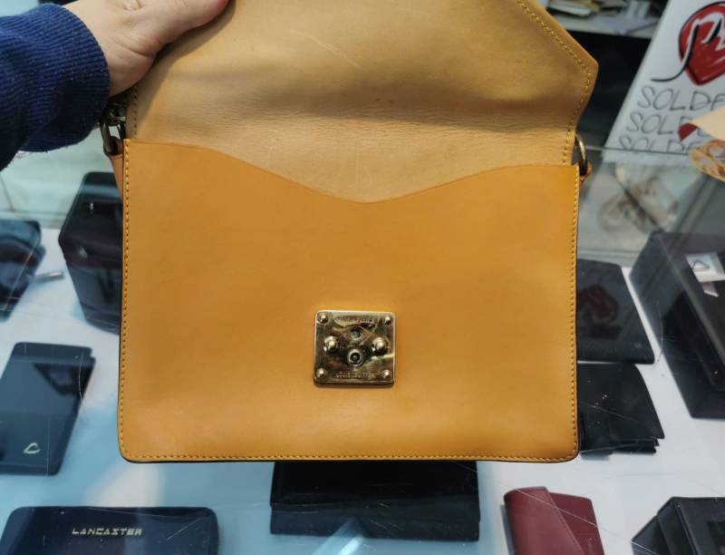 Rénovation du cuir d'un sac de luxe de la marque Louis Vuitton à Cannes