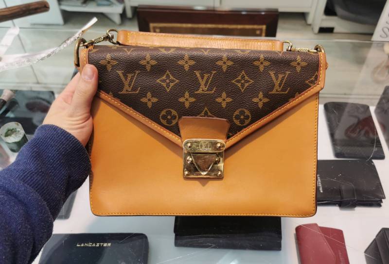 Rénovation du cuir d'un sac de luxe de la marque Louis Vuitton à Cannes