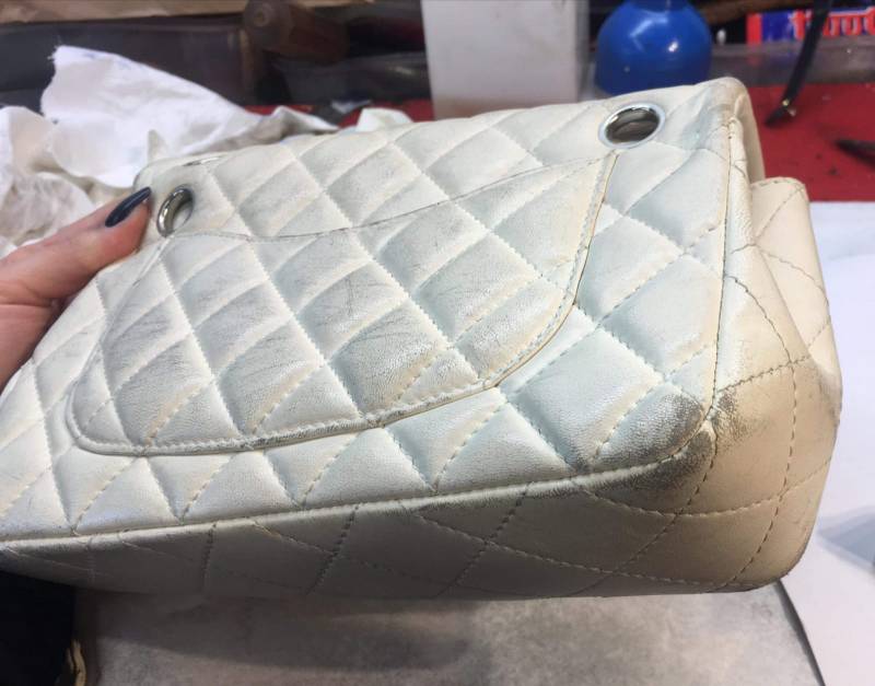 Restauration complète de la couleur et de la chaîne d'un sac Chanel en cuir blanc à Cannes
