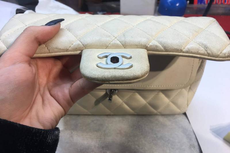 Restauration complète de la couleur et de la chaîne d'un sac Chanel en cuir blanc à Nice