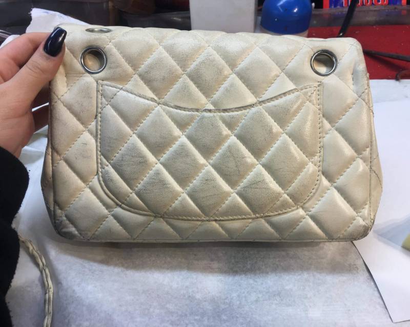 Restauration complète de la couleur et de la chaîne d'un sac Chanel en cuir blanc à Cannes