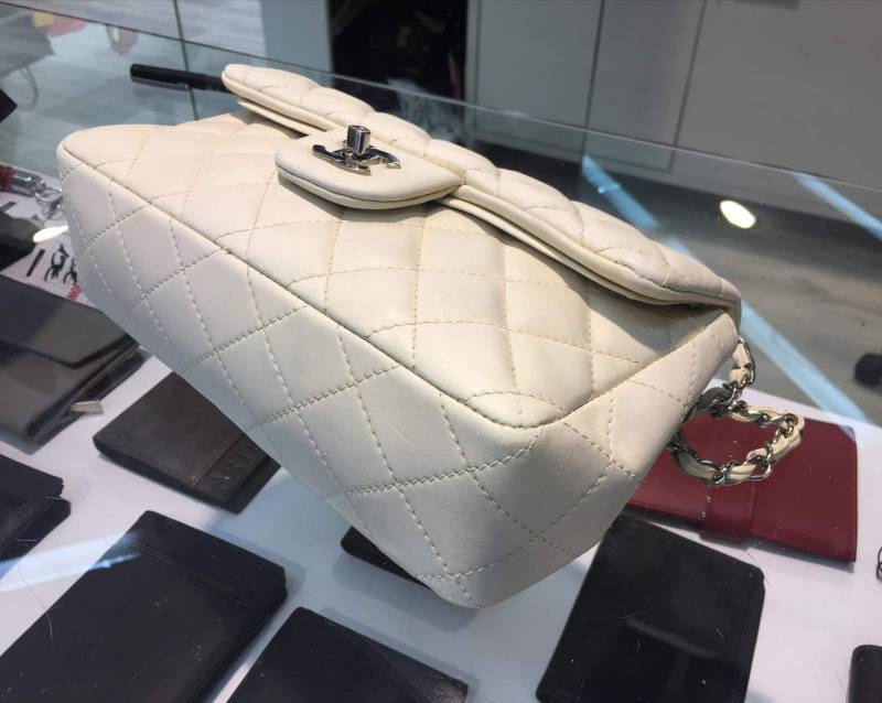 Restauration complète de la couleur et de la chaîne d'un sac Chanel en cuir blanc à Cannes