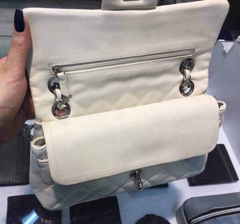 Restauration complète de la couleur et de la chaîne d'un sac Chanel en cuir blanc à Monaco