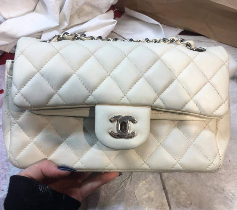 Restauration complète de la couleur et de la chaîne d'un sac Chanel en cuir blanc à Cannes