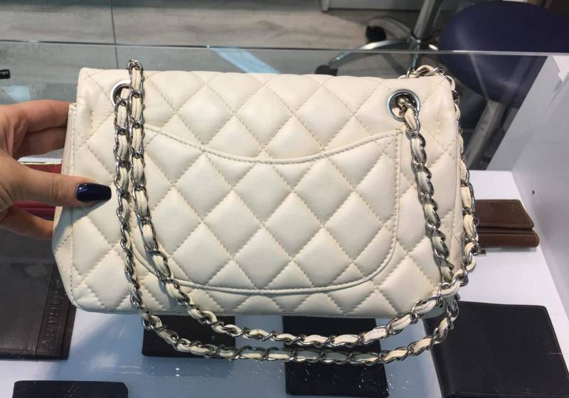 Restauration complète de la couleur et de la chaîne d'un sac Chanel en cuir blanc à Cannes