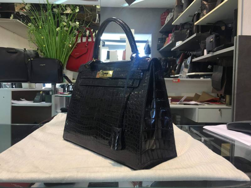 Restauration complète d'un sac Hermès modèle Kelly en crocodile à Cannes