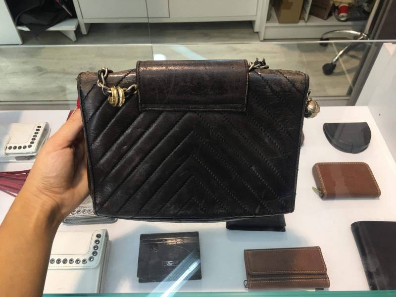 Rénovation couleur d'un sac Chanel vintage en cuir noir à Antibes