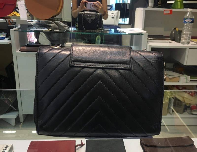 Rénovation couleur d'un sac Chanel vintage en cuir noir à Monaco