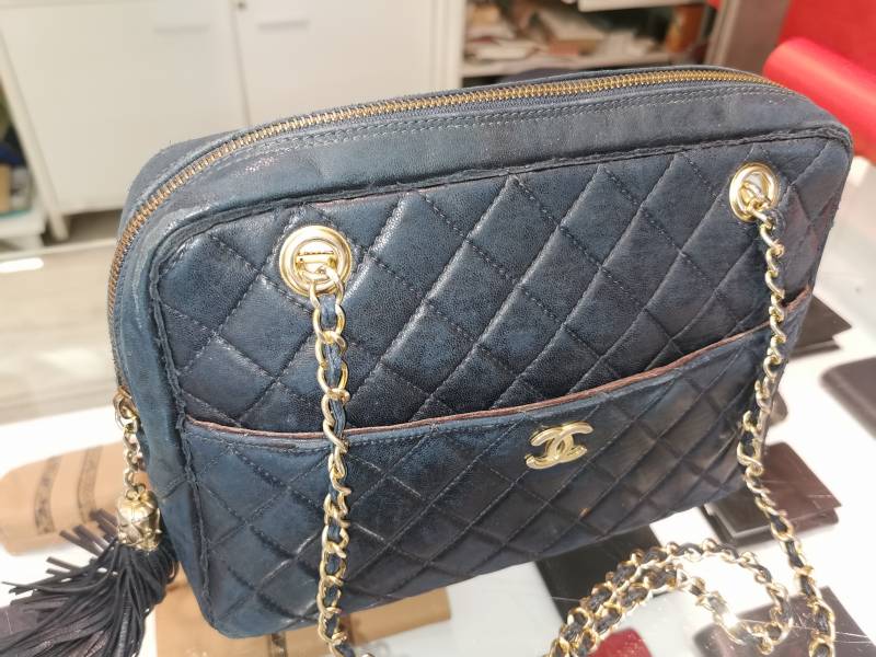 Restauration couleur d'un sac Chanel en cuir bleu vintage à Cannes