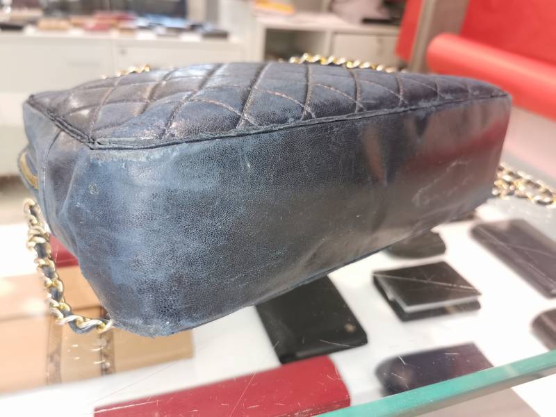 Restauration couleur d'un sac Chanel en cuir bleu vintage à Cannes