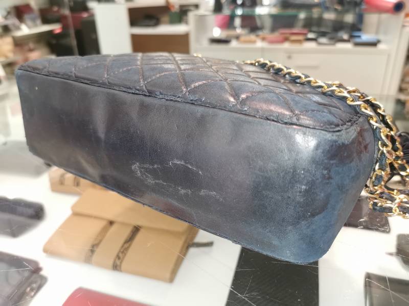 Restauration couleur d'un sac Chanel en cuir bleu vintage à Cannes