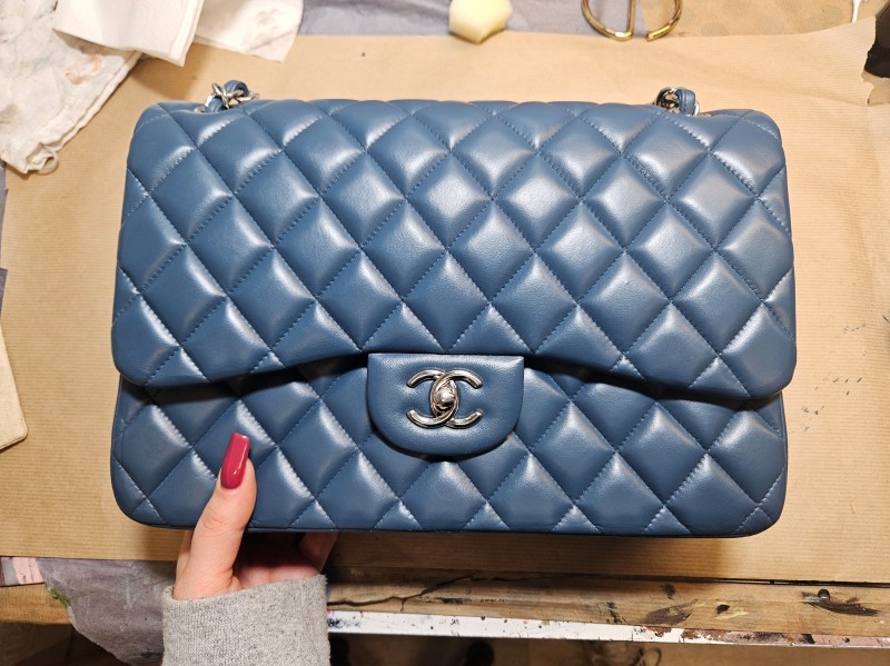 Repigmentation d'un sac Chanel maxi jumbo en cuir bleu à Cannes