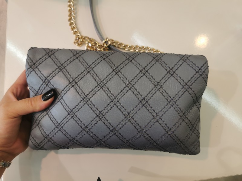 Rénovation couleur d'un sac Chanel vintage en cuir bleu à Cannes